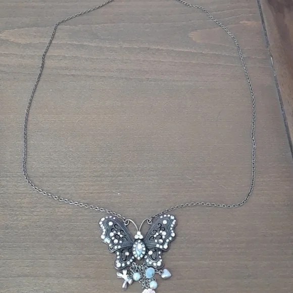 Beautiful butterfly necklace - Picture 2 of 3